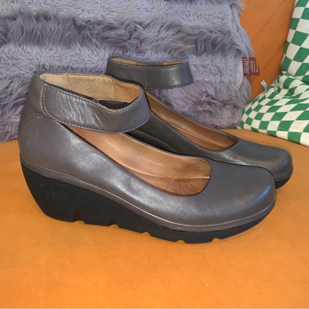 Clarks Women's Artisan Wynnmere Fox Ankle Strap Taupe Brown Platform Wedge Pump